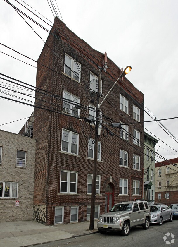 Building Photo - 13 Hopkins Ave