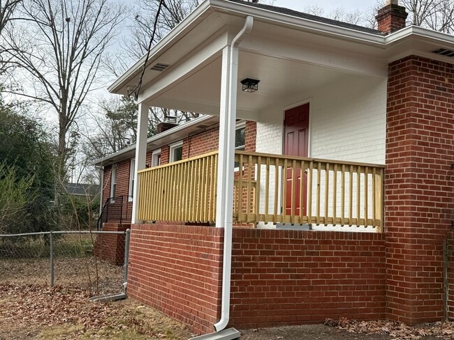 Foto del edificio - Beautifully Renovated 3 bedroom 2 full bath on large fenced in lot