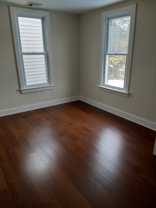 Building Photo - Very Nice 2 bedroom historic Bethlehem (31...
