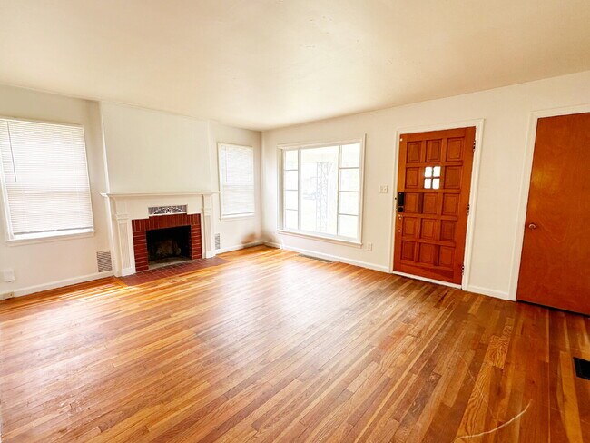 Building Photo - EAST SIDE 3 BEDROOM WITH BASEMENT!  AVAILABLE NOW!