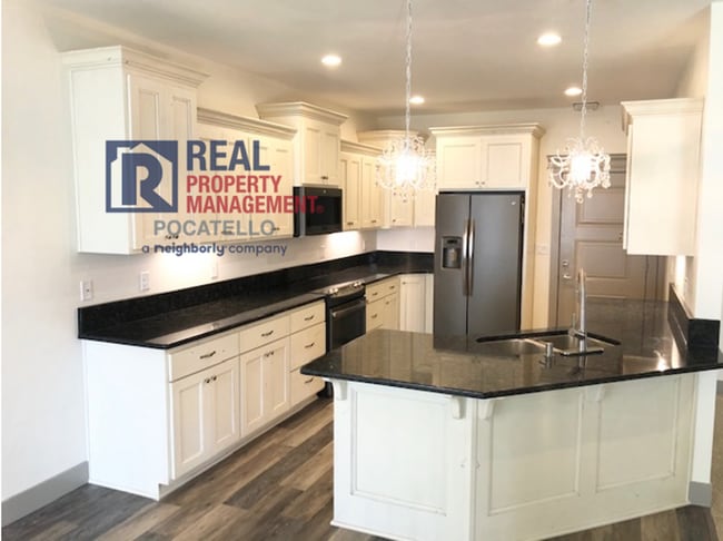 Building Photo - 3 bedroom 2 bath twin home is a must see! - Small dog Friendly