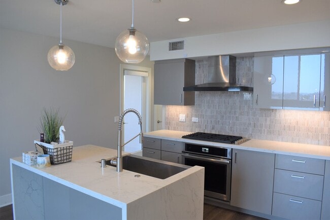 Building Photo - 2 bedroom 2.5 bath Townhome, walking dista...