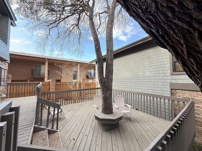 Foto del edificio - 7122 Wood Hollow Dr