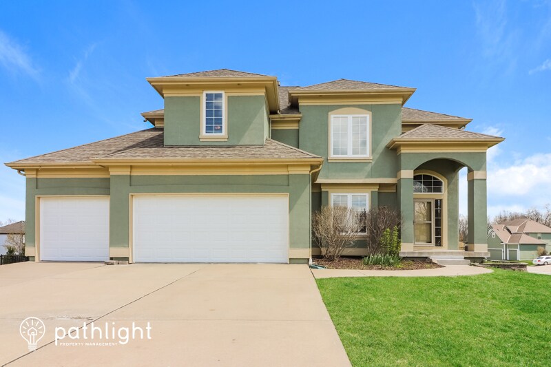 Foto principal - 1252 SW Summit Crossing Cir, Lee's Summit,...