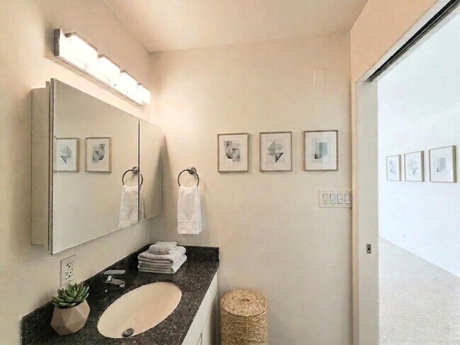 Building Photo - Top floor large 2 bed 2 bath open views at Woodlake