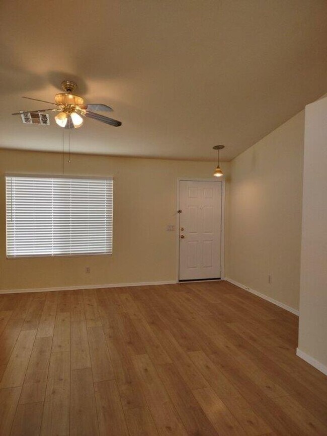 Foto del edificio - 8150 N 112th Ave