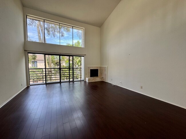 Building Photo - Large and Modern tri-level townhouse in Westwood minutes from Beverly Hills and UCLA