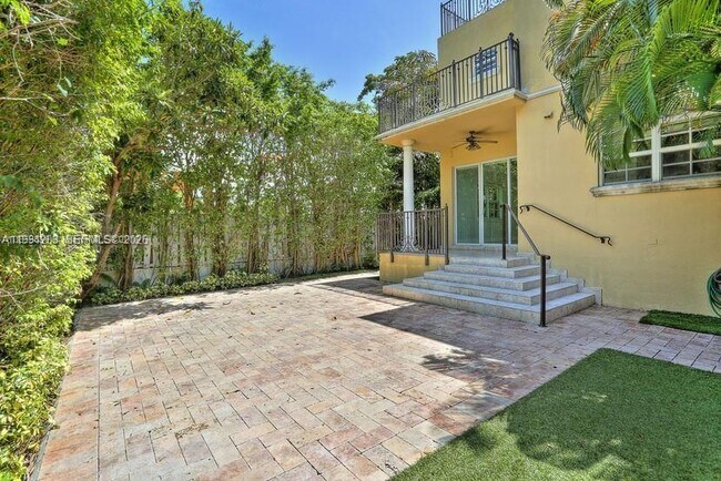 Foto del edificio - 592 Fernwood Rd