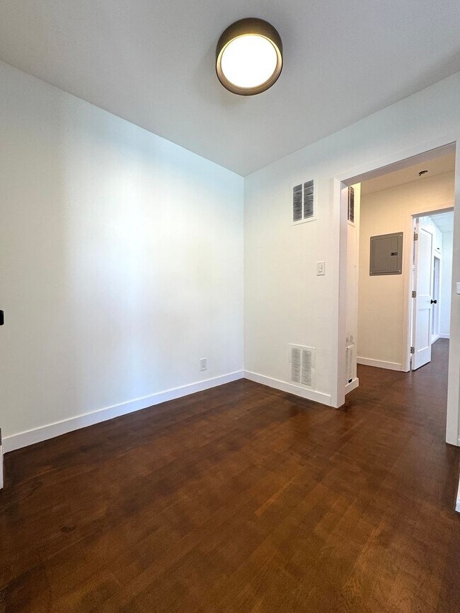 Foto del edificio - Fully Renovated 2-Bedroom in Prime West Ho...