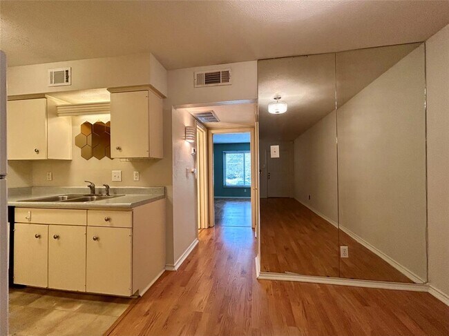 Foto del edificio - 505 W 7th St