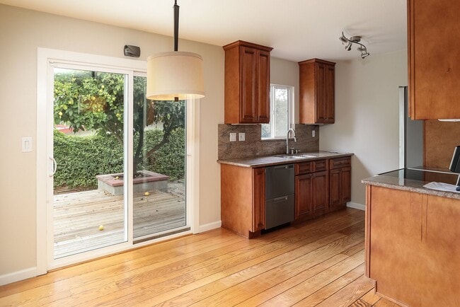 Foto del edificio - Duplex in Central Location