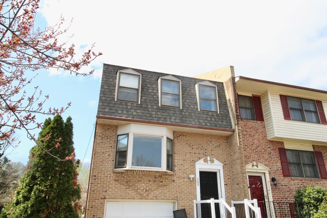 Primary Photo - 2 bedroom duplex with fenced in yard for r...
