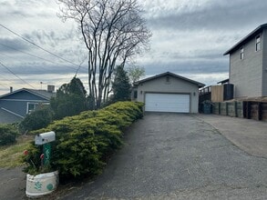 Building Photo - 630 Cherry Ln