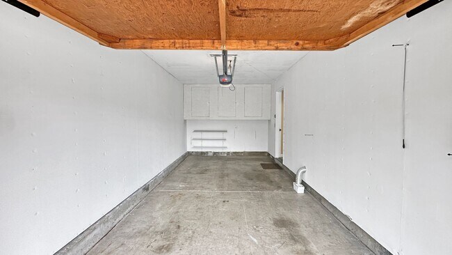 Foto del edificio - Lovely Upgraded 2-story Townhouse w/ Attached Garage, Guest Bathroom and Fireplace!