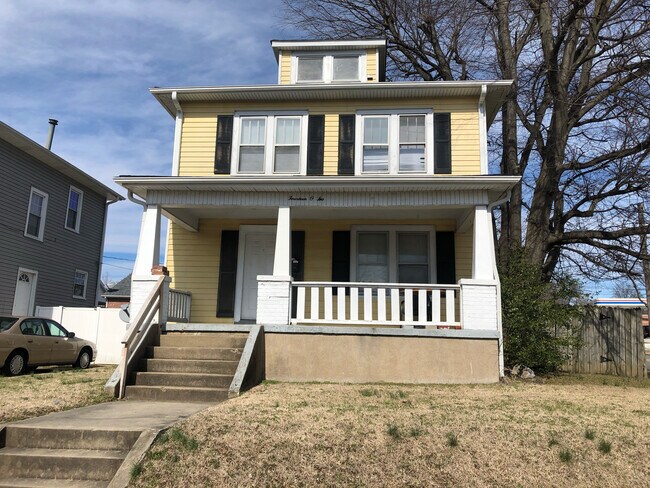 Building Photo - 1402 Bessie St