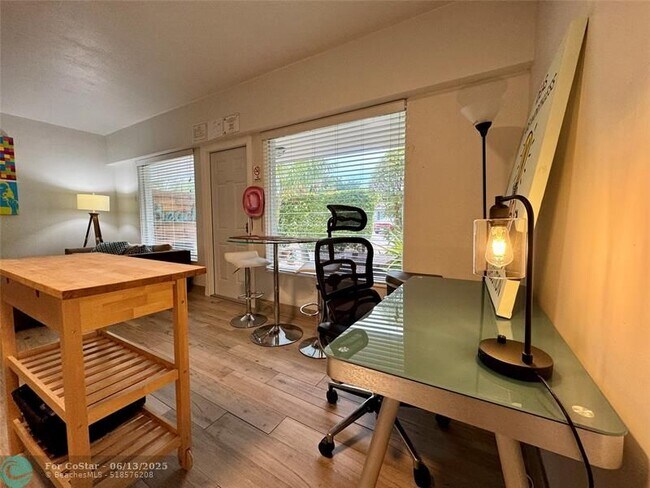 Foto del edificio - 642 NE 16th St