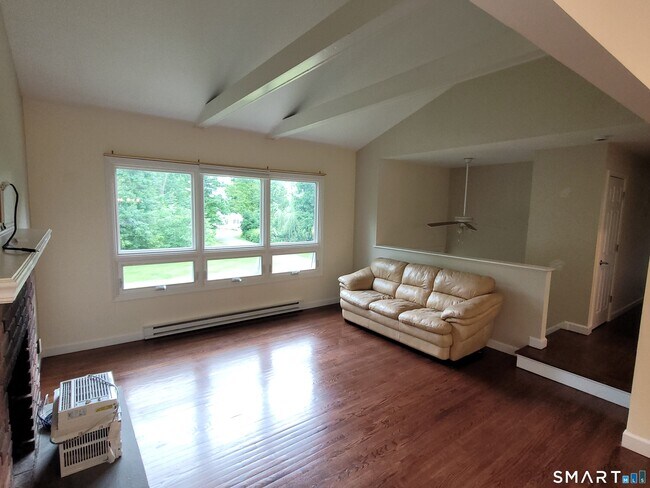 Foto del edificio - 163 Candlewood Lake Rd