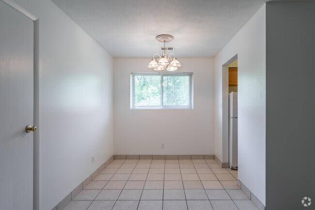 Colonial dining area - Ryan Place