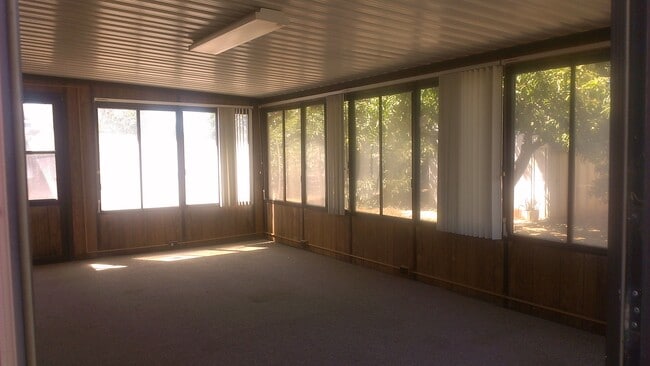 Building Photo - 245 Larson Ln