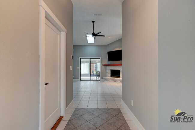 Building Photo - 700 Pine Shores Cir