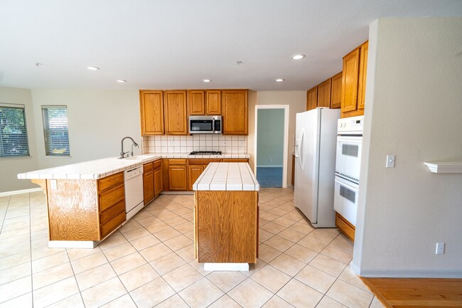 Building Photo - Beautiful 2 Story SIngle Family Home 4 bd....