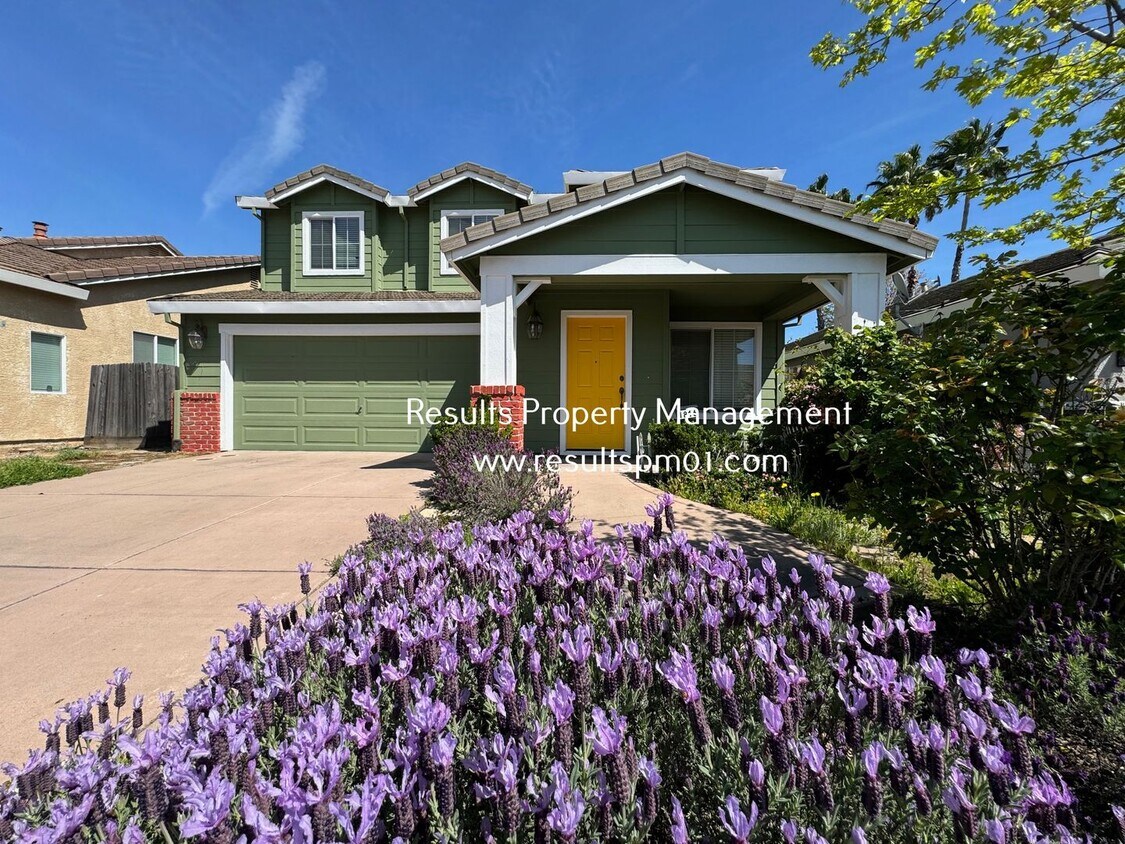 Foto principal - Roseville 4 Bedroom Beauty with Bonus Room!