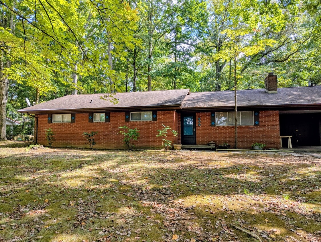 Primary Photo - 102 Piedmont Cir