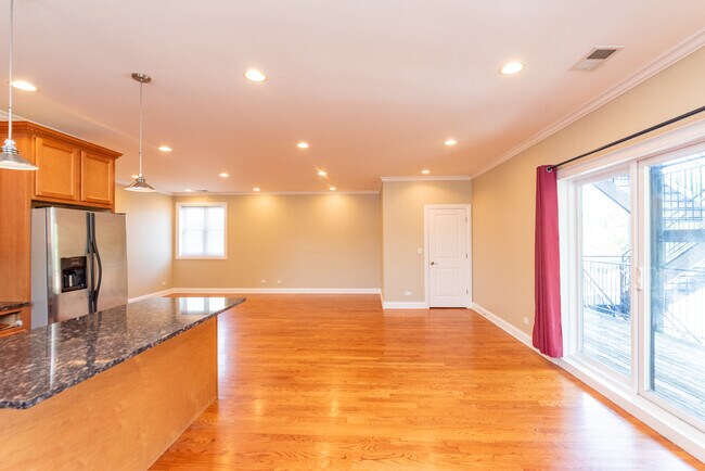 Building Photo - 6155 N Ravenswood Ave