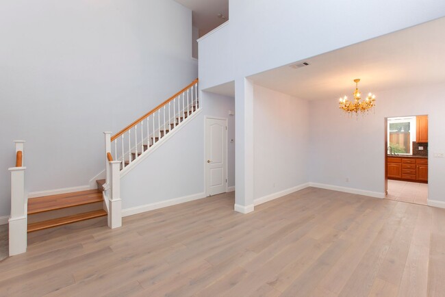 Foto del edificio - Spacious and Fully Renovated 6-Bedroom Hom...