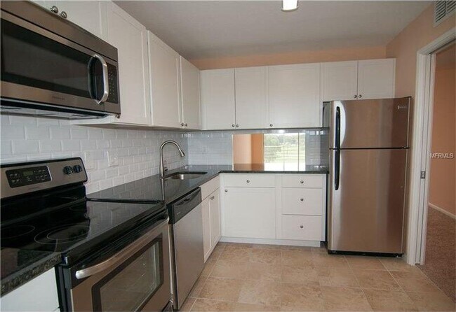 Kitchen - 7461 W Country Club Dr N