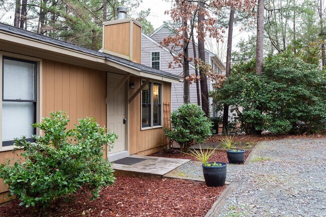 Building Photo - Available early July! One level, 2 bedroom...