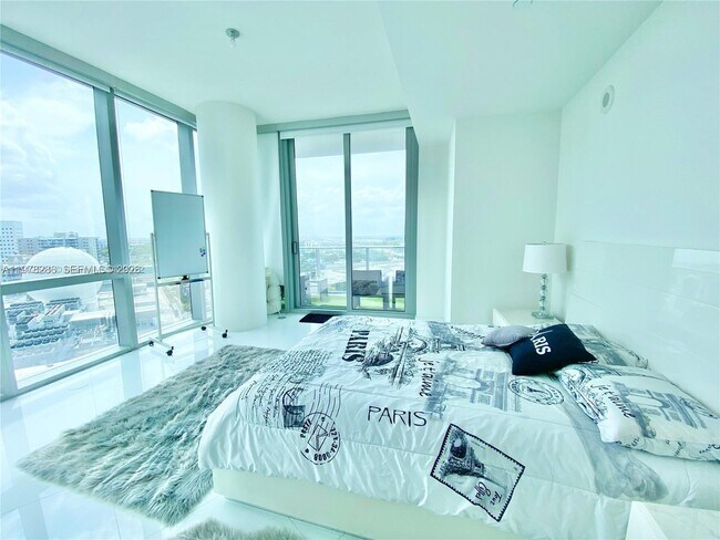 Building Photo - 851 NE 1st Ave