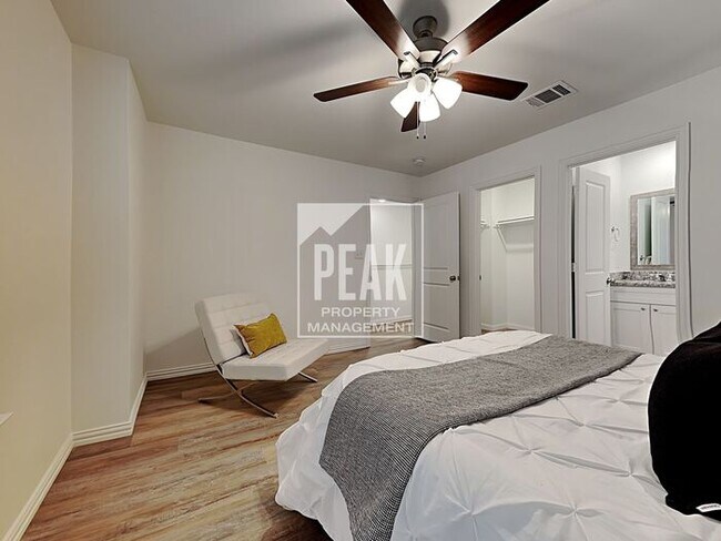 Foto del edificio - $1599! 3 Bed/2.5 Bath Townhome!