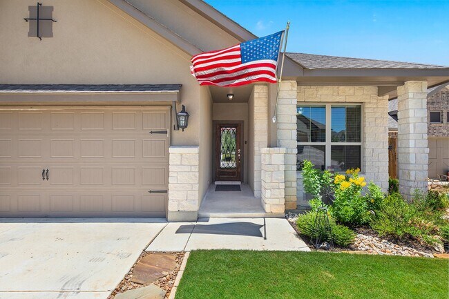 Building Photo - "Charming 3-Bedroom Retreat with 2 Baths i...