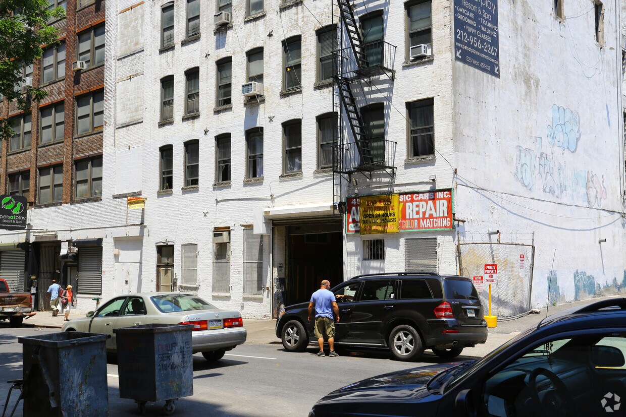 Building Photo - 517-525 W 45th St