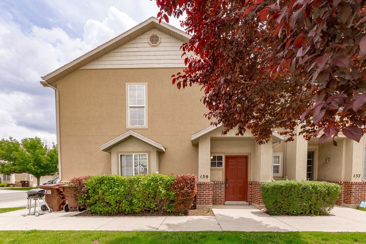 Primary Photo - Beautiful Townhouse in Great Location!
