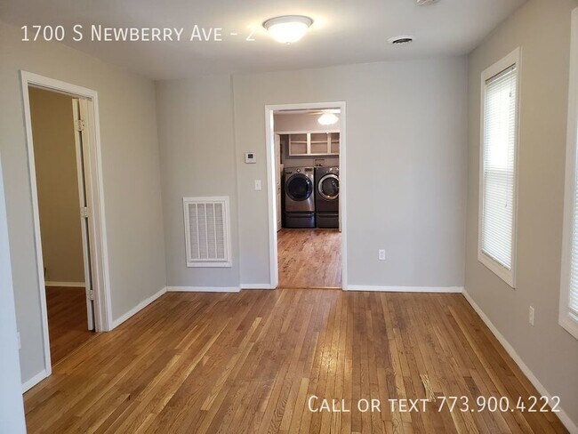 Building Photo - 3 Bedroom Apartment in the heart of Pilsen...