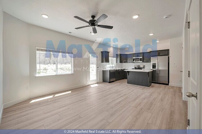 Foto del edificio - Beautiful Interior Townhouse - 3BD 3BA 2GA
