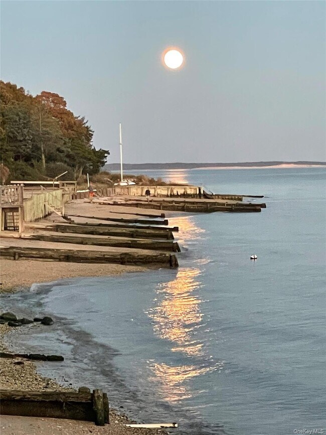 Foto del edificio - 1429 Peconic Bay Blvd