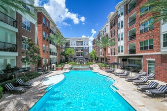 Main Pool - Fairmont Museum District