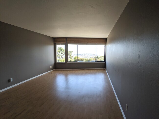 Building Photo - 184 Portola Dr