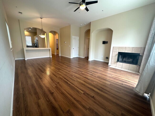 Foto del edificio - Single Story on corner lot in Brentwood