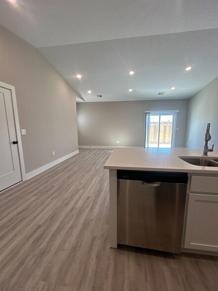 Foto del edificio - 12805 E Blake St