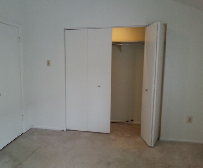 Armario de 6 pies en cada dormitorio - 507 N Neville St