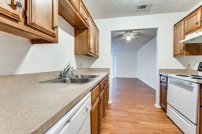 Building Photo - 2BR Townhome on a Greenbelt!