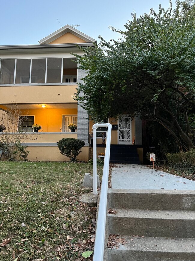 Foto del edificio - 1210 Everett Ave