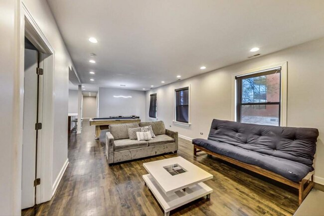 Building Photo - 3204 N Oakley Ave