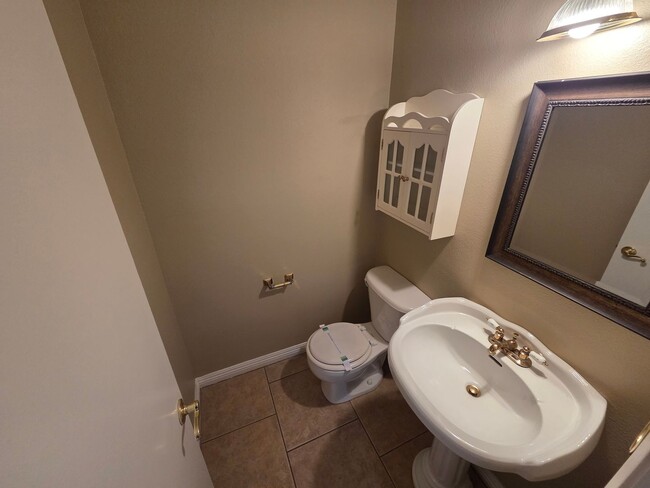 Building Photo - Large 3 Bedroom 2 Bath Townhouse