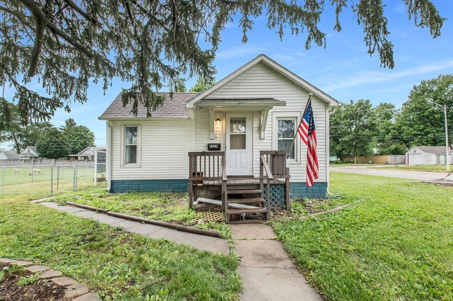 Building Photo - Quaint and Cozy One Bedroom Furnished Home...