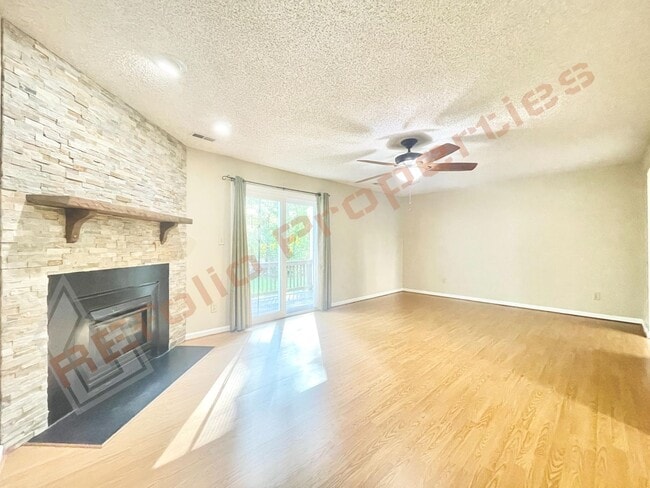 Building Photo - Cozy 3 Bedroom 2.5 Bath End unit Townhome ...